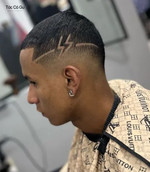 25+ kiểu kẻ tóc nam đẹp, chất và nghệ thuật được yêu thích nhất Tattoo tóc nam hình tia sét kết hợp đường line ngang.