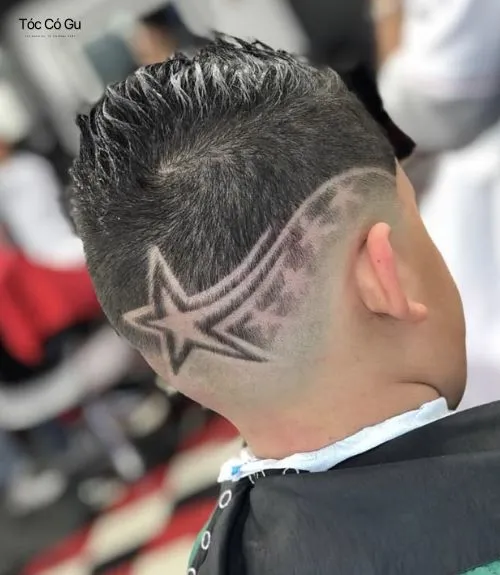 25+ kiểu kẻ tóc nam đẹp, chất và nghệ thuật được yêu thích nhất Tattoo tóc nam hình tam giác sắc nét trên nền tóc nhuộm sáng.