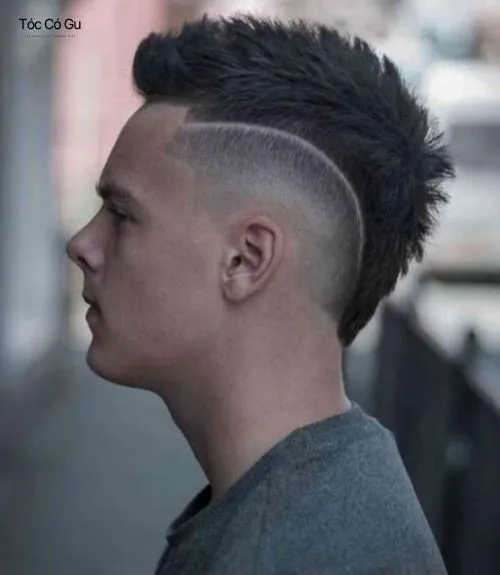 25+ kiểu kẻ tóc nam đẹp, chất và nghệ thuật được yêu thích nhất Kẻ tóc nam mohawk fade với line cong quanh đầu.
