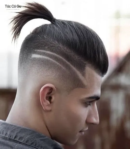 25+ kiểu kẻ tóc nam đẹp, chất và nghệ thuật được yêu thích nhất Kẻ tóc nam top knot với các đường line cong song song.