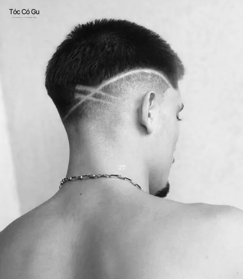 25+ kiểu kẻ tóc nam đẹp, chất và nghệ thuật được yêu thích nhất Tattoo tóc nam đường cong đôi trên nền tóc fade.