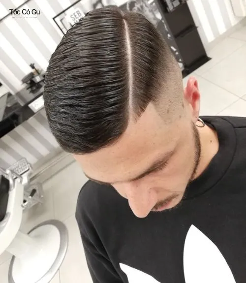 25+ kiểu kẻ tóc nam đẹp, chất và nghệ thuật được yêu thích nhất Kẻ tóc nam rẽ ngôi sắc nét kết hợp fade sát da.
