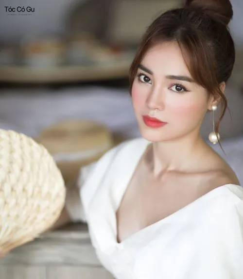 10+ kiểu tóc búi dự tiệc đẹp giúp tôn vẻ sang trọng và cuốn hút Tóc búi củ tỏi xinh xắn mang đến vẻ trẻ trung và nổi bật khi dự tiệc