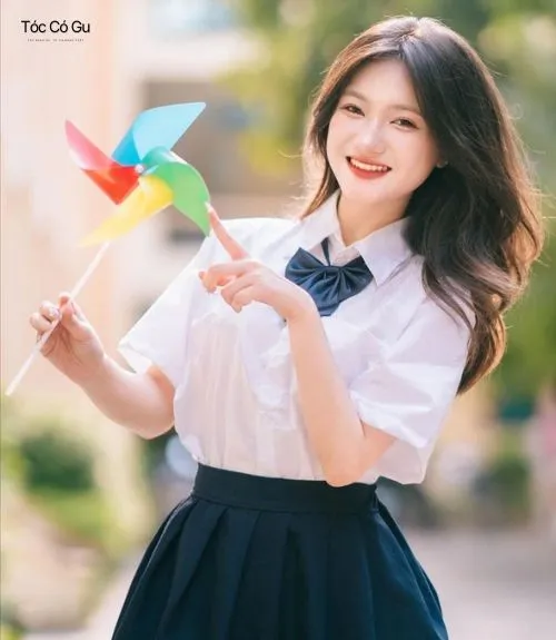 10 kiểu tóc chụp kỷ yếu nữ đẹp, siêu xinh cho ngày lễ tốt nghiệp Kiểu tóc dài uốn sóng nhẹ chụp kỷ yếu nữ sinh