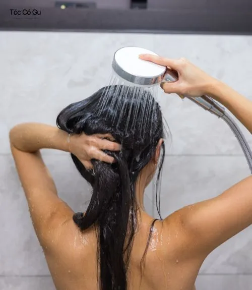 10 kiểu tóc chụp kỷ yếu nữ đẹp, siêu xinh cho ngày lễ tốt nghiệp Gội đầu sạch trước khi tạo kiểu tóc chụp kỷ yếu