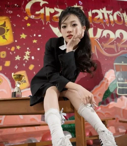 10 kiểu tóc chụp kỷ yếu nữ đẹp, siêu xinh cho ngày lễ tốt nghiệp Kiểu tóc đuôi ngựa cao uốn xoăn chụp kỷ yếu
