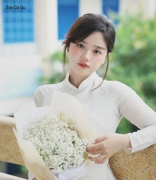 10 kiểu tóc chụp kỷ yếu nữ đẹp, siêu xinh cho ngày lễ tốt nghiệp Kiểu tóc búi thấp thả lơi mặc áo dài chụp kỷ yếu