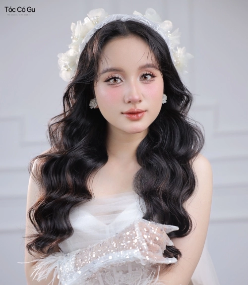 15+ kiểu tóc cô dâu đẹp giúp nàng tỏa sáng trong ngày lễ cưới Kiểu tóc uốn sóng lơi mang đến vẻ đẹp tự nhiên và thời thượng.