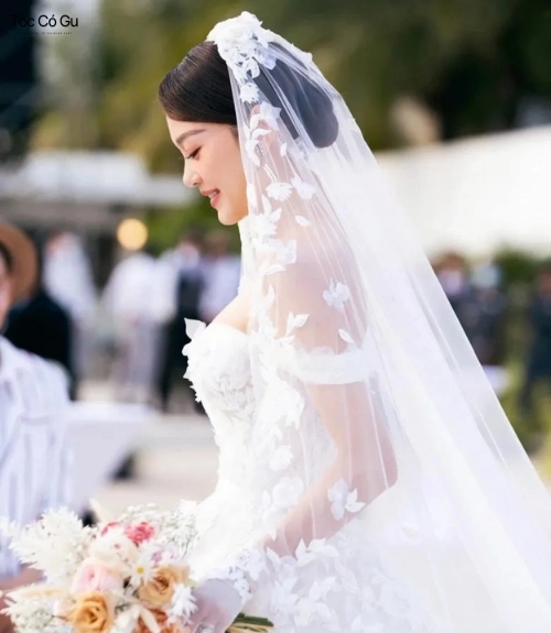 15+ kiểu tóc cô dâu đẹp giúp nàng tỏa sáng trong ngày lễ cưới Khăn voan giúp kiểu tóc cô dâu trở nên mềm mại và sang trọng hơn.