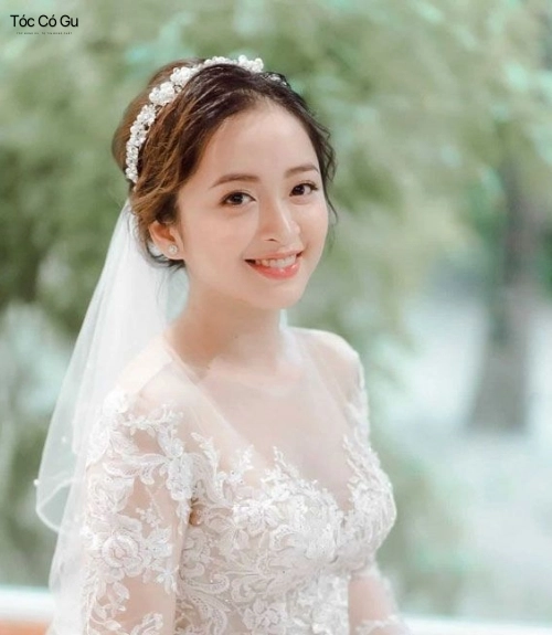 15+ kiểu tóc cô dâu đẹp giúp nàng tỏa sáng trong ngày lễ cưới Chọn kiểu tóc cô dâu phù hợp giúp gương mặt tròn cân đối và thanh thoát hơn.