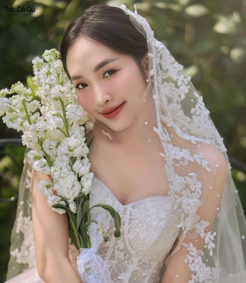 15+ kiểu tóc cô dâu đẹp giúp nàng tỏa sáng trong ngày lễ cưới Gợi ý các phụ kiện giúp kiểu tóc cô dâu thêm ấn tượng và cuốn hút.