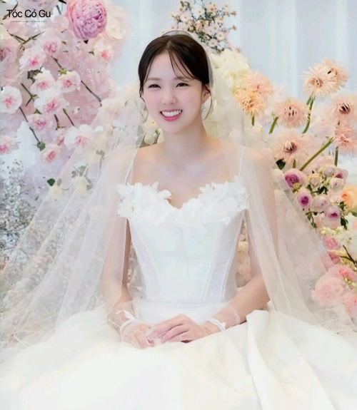 15+ kiểu tóc cô dâu đẹp giúp nàng tỏa sáng trong ngày lễ cưới Kiểu tóc cô dâu Hàn Quốc mang vẻ đẹp trẻ trung, nhẹ nhàng và thanh lịch.