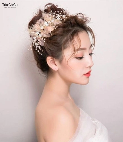 15+ kiểu tóc cô dâu đẹp giúp nàng tỏa sáng trong ngày lễ cưới Kiểu tóc búi rối mang vẻ đẹp tự nhiên và lãng mạn cho cô dâu.