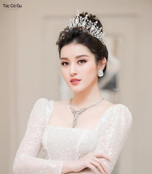 15+ kiểu tóc cô dâu đẹp giúp nàng tỏa sáng trong ngày lễ cưới Gợi ý kiểu tóc cô dâu phù hợp khi kết hợp cùng vương miện.