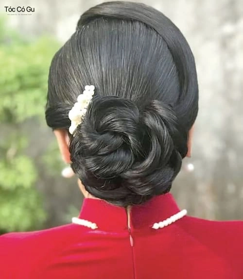 15+ kiểu tóc đẹp cho mẹ cô dâu và chú rể trẻ trung, sang trọng Kiểu tóc búi thấp sang trọng cho mẹ cô dâu mặc áo dài