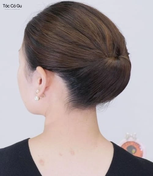 15+ kiểu tóc đẹp cho mẹ cô dâu và chú rể trẻ trung, sang trọng Mẫu tóc búi cuộn đơn giản giúp mẹ cô dâu thanh lịch và quý phái