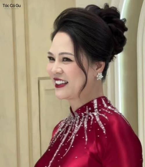 15+ kiểu tóc đẹp cho mẹ cô dâu và chú rể trẻ trung, sang trọng Kiểu tóc búi cao giúp mẹ cô dâu trẻ trung và nổi bật hơn