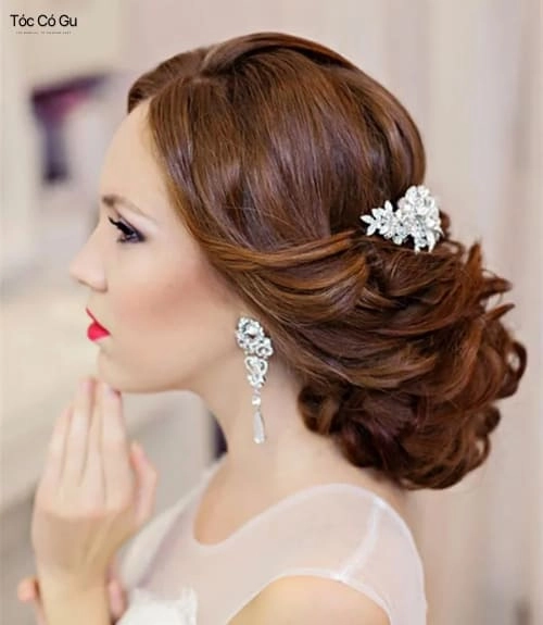 15+ kiểu tóc đẹp cho mẹ cô dâu và chú rể trẻ trung, sang trọng Kiểu tóc búi nửa đầu nhẹ nhàng dành cho mẹ cô dâu và mẹ chú rể