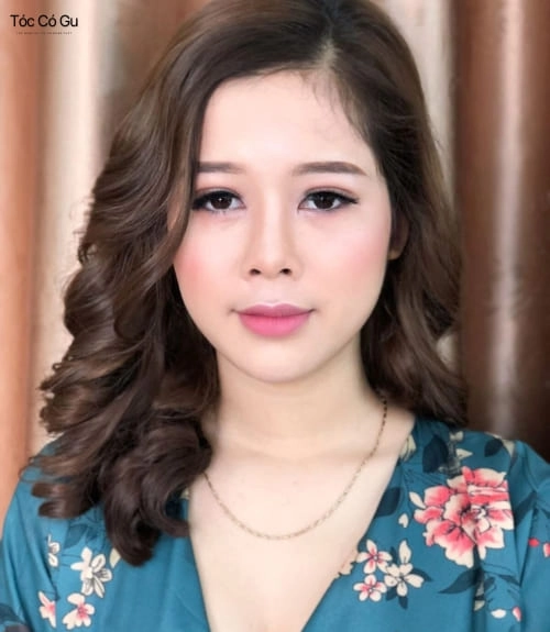 15+ kiểu tóc đẹp cho mẹ cô dâu và chú rể trẻ trung, sang trọng Những lọn tóc xoăn mềm mại giúp gương mặt trẻ trung