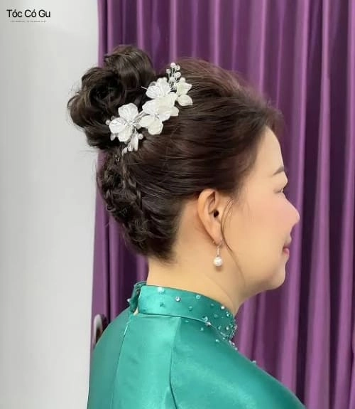 15+ kiểu tóc đẹp cho mẹ cô dâu và chú rể trẻ trung, sang trọng Phụ kiện ngọc trai giúp kiểu tóc trở nên nổi bật nhưng vẫn tinh tế.