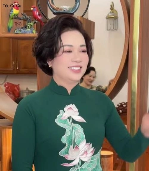 15+ kiểu tóc đẹp cho mẹ cô dâu và chú rể trẻ trung, sang trọng Tóc ngắn uốn sóng lơi trẻ trung dành cho mẹ cô dâu và mẹ chú rể