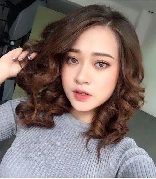 10+ kiểu tóc đẹp cho phụ nữ tuổi 45 giúp hack tuổi, luôn trẻ trung Phụ nữ trung niên tóc xoăn sóng lớn bồng bềnh, quyến rũ, sành điệu