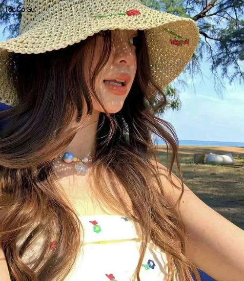 10+ kiểu tóc đi biển trẻ trung, giúp nàng nổi bật mọi khung hình Mái tóc dài xoăn sóng lơi tự nhiên dưới ánh nắng ngoài bãi biển