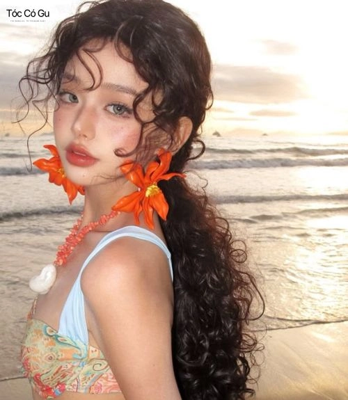 10+ kiểu tóc đi biển trẻ trung, giúp nàng nổi bật mọi khung hình Mẫu tóc xoăn hippie dài cá tính chụp ảnh hoàng hôn trên biển