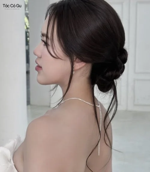 15+ kiểu tóc đi đám cưới cho nữ sang trọng, thu hút mọi ánh nhìn Kiểu tóc đi đám cưới búi thấp