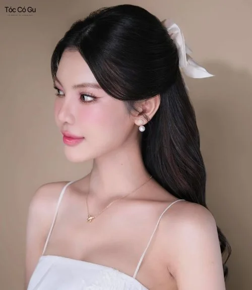15+ kiểu tóc đi đám cưới cho nữ sang trọng, thu hút mọi ánh nhìn Kiểu tóc buộc nửa đầu nhẹ nhàng đi đám cưới
