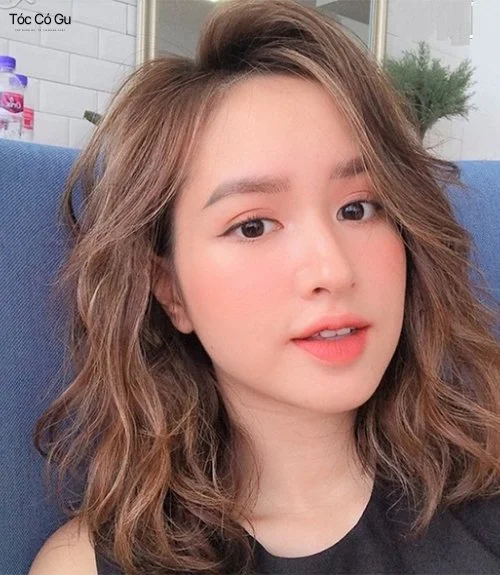 15+ kiểu tóc đi đám cưới cho nữ sang trọng, thu hút mọi ánh nhìn Kiểu tóc lob dài uốn sóng nhẹ thanh lịch