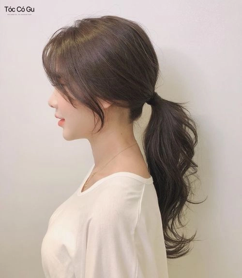 15+ kiểu tóc đi làm công sở đẹp, thanh lịch và dễ thực hiện mỗi sáng Mẫu tóc buộc đuôi ngựa thấp uốn xoăn nhẹ phần đuôi