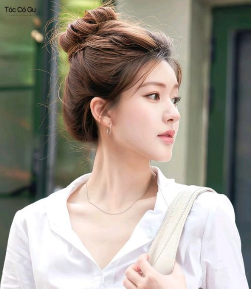 15+ kiểu tóc đi làm công sở đẹp, thanh lịch và dễ thực hiện mỗi sáng Kiểu tóc đi làm công sở búi cao gọn gàng giúp tôn gương mặt thanh tú