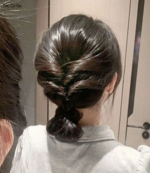 15+ kiểu tóc đi làm công sở đẹp, thanh lịch và dễ thực hiện mỗi sáng Mẫu tóc búi thấp cầu kỳ kết hợp với các đường tết tóc tỉ mỉ
