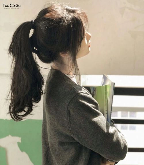 10 Kiểu tóc mùa hè cho nữ đẹp, mát mẻ, gọn gàng cho ngày nắng nóng Mẫu tóc buộc đuôi ngựa cao năng động nhìn từ góc nghiêng