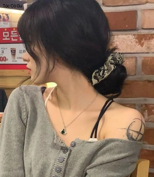 10 Kiểu tóc mùa hè cho nữ đẹp, mát mẻ, gọn gàng cho ngày nắng nóng Kiểu búi tóc thấp Hàn Quốc cố định bằng dây buộc tóc vải
