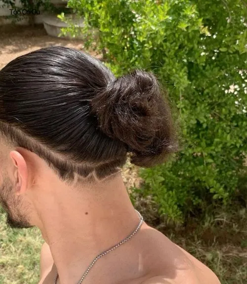 15+ kiểu tóc Man Bun đẹp phong trần, cực chất cho nam giới Tóc man bun búi lớn nhìn từ phía sau.