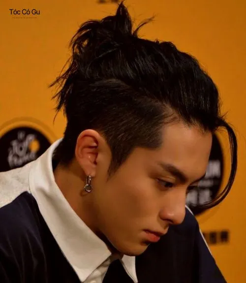 15+ kiểu tóc Man Bun đẹp phong trần, cực chất cho nam giới Tóc man bun nam buộc rối với phần mái thả tự nhiên.