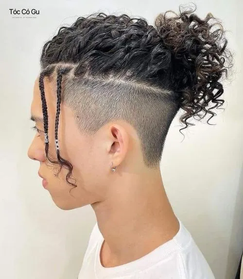 15+ kiểu tóc Man Bun đẹp phong trần, cực chất cho nam giới Kiểu tóc man bun xoăn kết hợp fade cao.