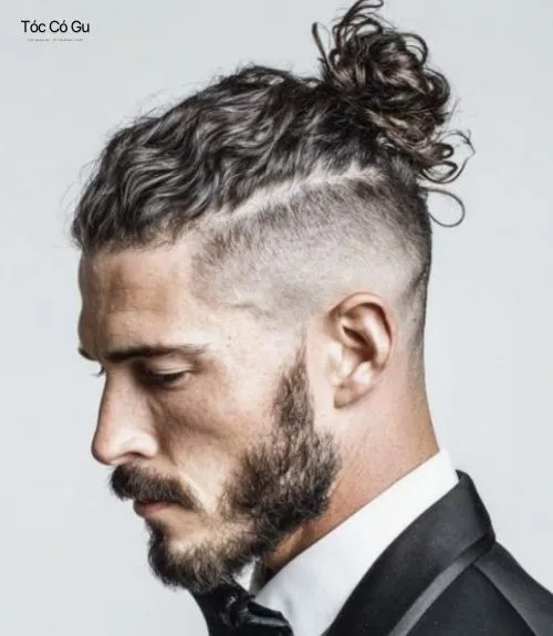 15+ kiểu tóc Man Bun đẹp phong trần, cực chất cho nam giới Kiểu tóc man bun xoăn rối kết hợp undercut.