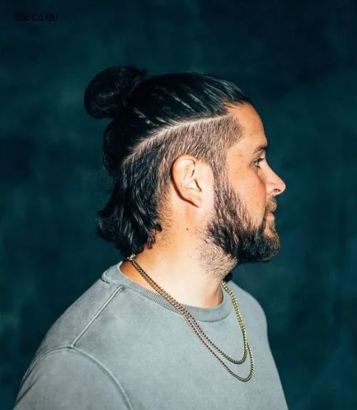 15+ kiểu tóc Man Bun đẹp phong trần, cực chất cho nam giới Tóc man bun kẻ line kết hợp phần tóc sau gáy dài.