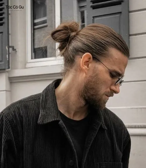 15+ kiểu tóc Man Bun đẹp phong trần, cực chất cho nam giới Kiểu tóc man bun búi cao gọn cho nam tóc dài.