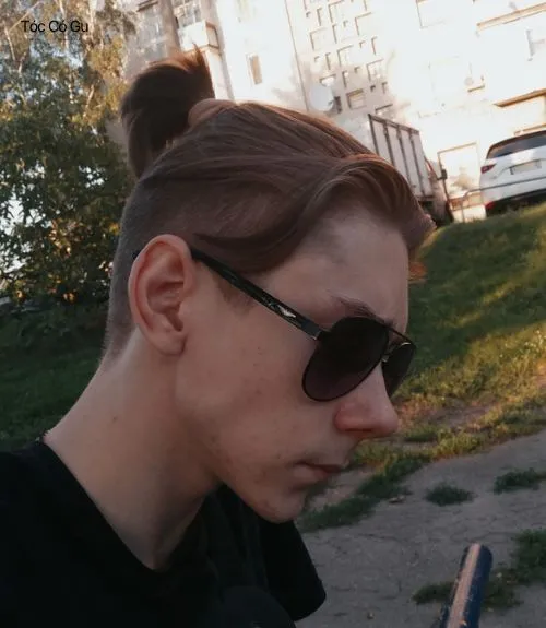 15+ kiểu tóc Man Bun đẹp phong trần, cực chất cho nam giới Kiểu tóc man bun buộc sau với phần tóc mái vuốt lệch.