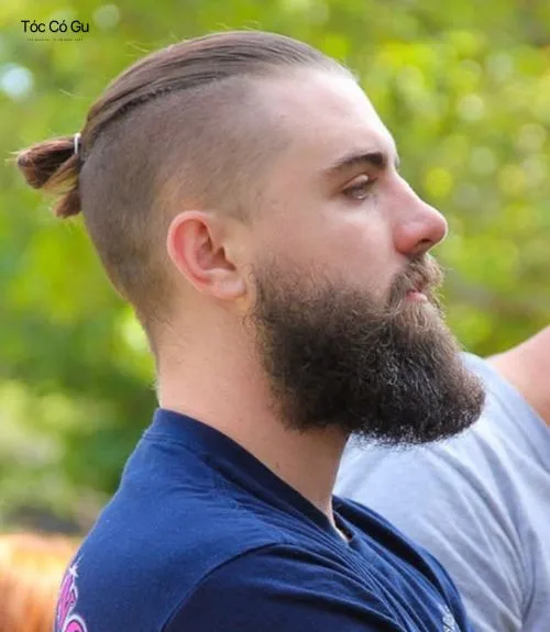 15+ kiểu tóc Man Bun đẹp phong trần, cực chất cho nam giới Tóc man bun cạo cao kết hợp râu nam tính.