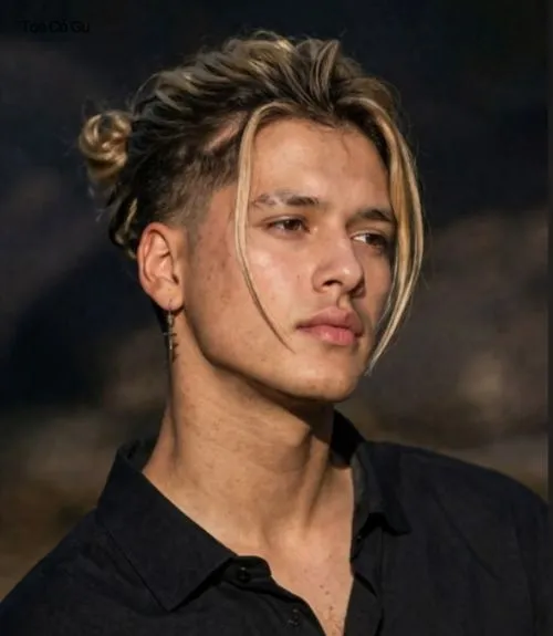 15+ kiểu tóc Man Bun đẹp phong trần, cực chất cho nam giới Kiểu tóc man bun layer dài nhuộm highlight cá tính.