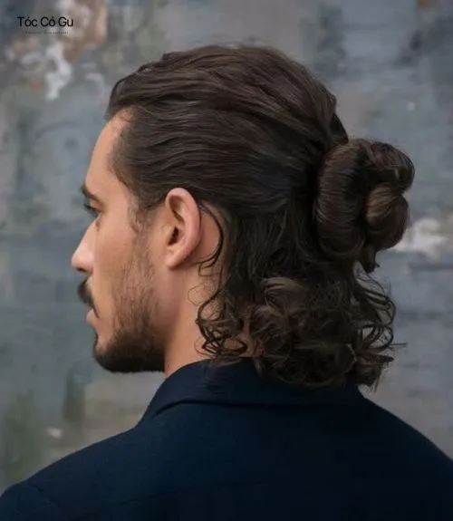 15+ kiểu tóc Man Bun đẹp phong trần, cực chất cho nam giới Tóc man bun xoăn tự nhiên buộc sau gáy.