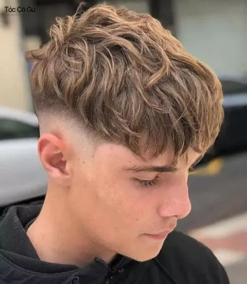 9 kiểu tóc Textured Fringe đẹp giúp chàng trẻ trung và cuốn hút Tóc Fringe tạo texturekết hợp với Mid Fade