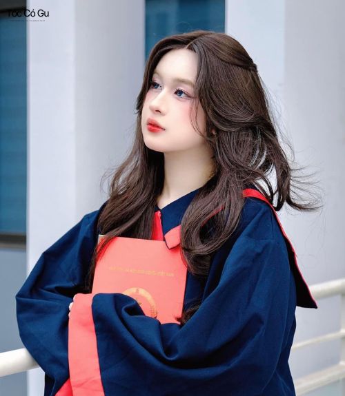 10 kiểu tóc chụp kỷ yếu nữ đẹp, siêu xinh cho ngày lễ tốt nghiệp Tóc dài uốn sóng lơi Hàn Quốc kết hợp mái bay cho học sinh nữ chụp kỷ yếu