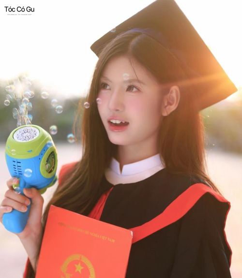 10 kiểu tóc chụp kỷ yếu nữ đẹp, siêu xinh cho ngày lễ tốt nghiệp Kiểu tóc dài thẳng chẻ ngôi chụp kỷ yếu cho học sinh nữ