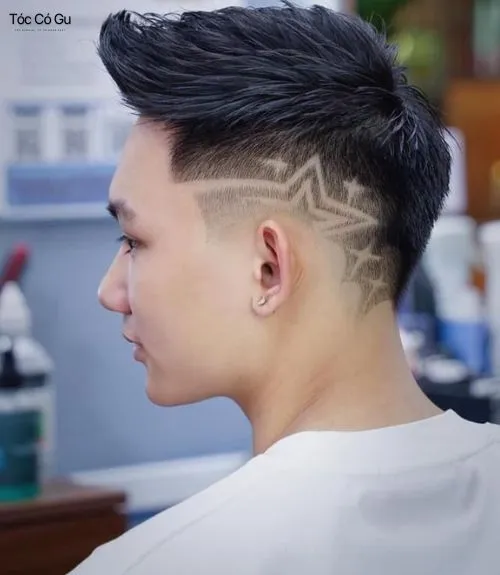 12+ kiểu tóc gáy nhọn nam cực chất, chuẩn boy phố 2026 Tóc gáy nhọn nam kết hợp Undercut tạo hình kẻ vạch ngôi sao độc đáo ở phần side tóc undercut cực chiến